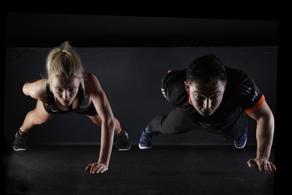 Préparation physique – Entraînement et renforcement Femme et homme réalisant un exercice de renforcement musculaire