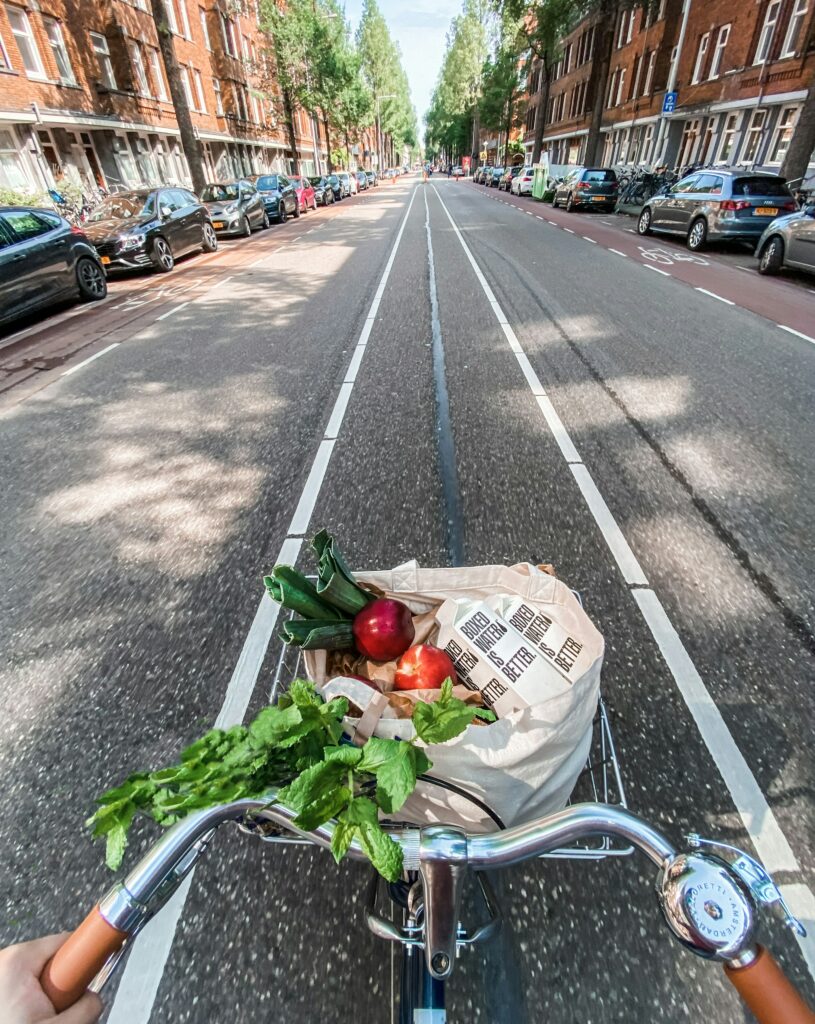 Vélo transportant des aliments frais illustrant un mode de vie actif et équilibré