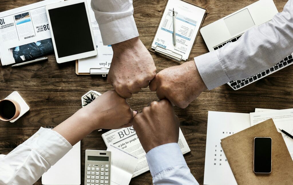 Entreprises – Prévention santé et qualité de vie au travail Équipe réunie autour d’une table illustrant collaboration et cohésion en entreprise