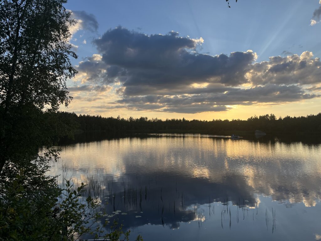 Coucher de soleil sur un lac entouré de forêt en Suède
