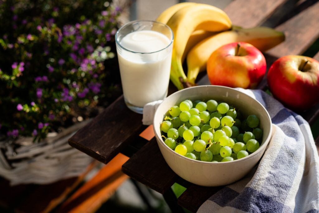 Naturopathie – Alimentation, vitalité et hygiène de vie Fruits frais et alimentation équilibrée illustrant l’hygiène de vie en naturopathie