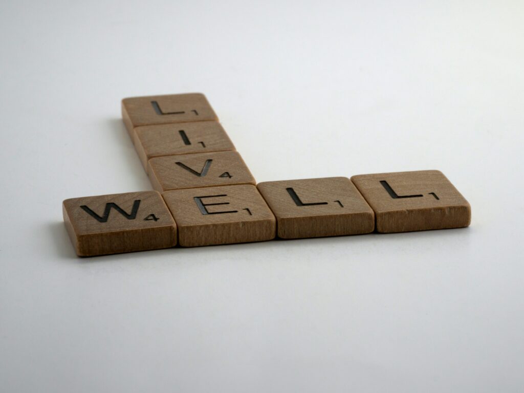 Naturopathie Lettres en bois formant les mots WELL et LIVE, symbolisant équilibre et bien-être