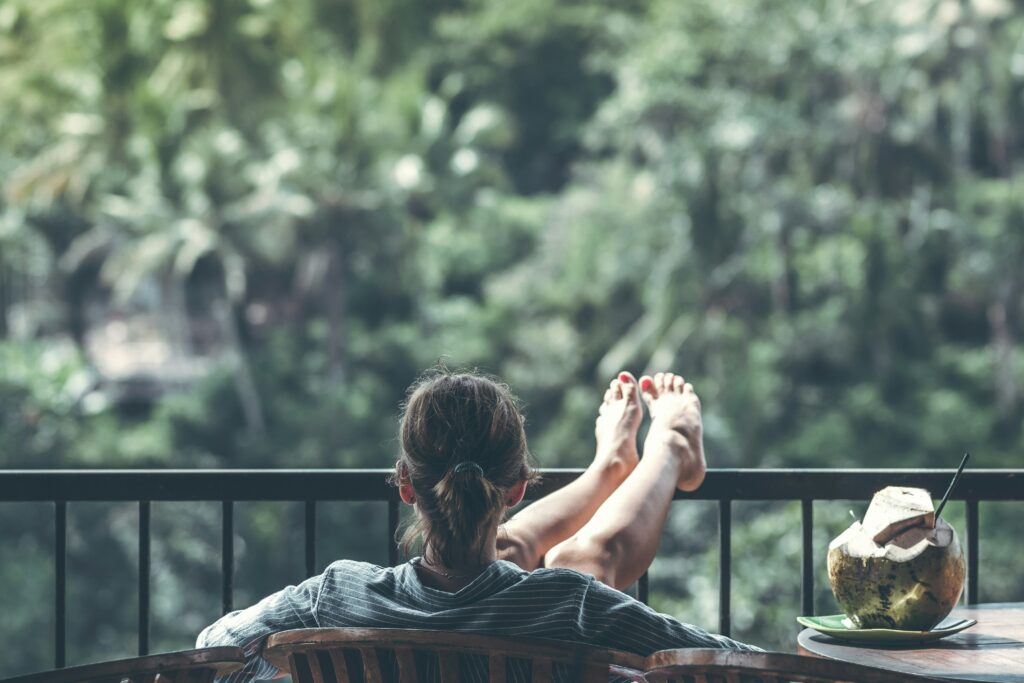 Les bénéfices de la réflexologie plantaire Personne détendue les pieds relevés face à la nature