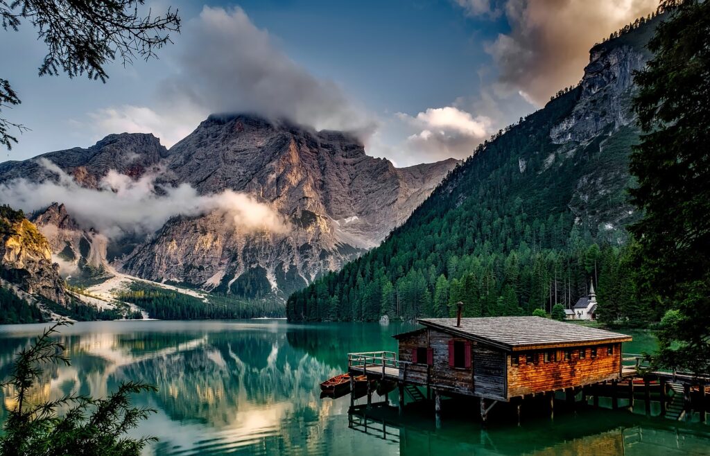 Sophrologie – Retrouver équilibre et sérénité Paysage de montagne et lac calme évoquant l’équilibre et la sérénité en sophrologie