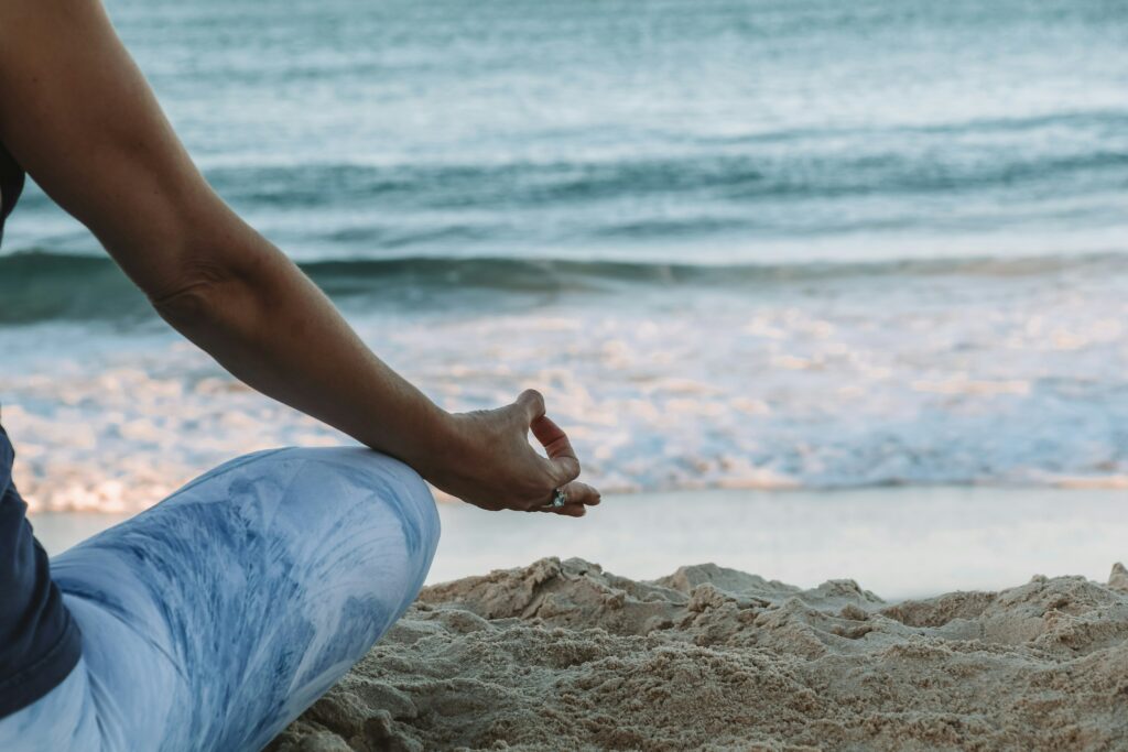 Sophrologie – Respiration, relaxation et sérénité Personne pratiquant relaxation et respiration au bord de la mer